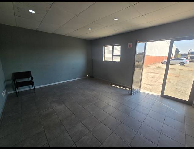 3,000M² WAREHOUSE FOR SALE IN BOKSBURG EAST